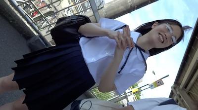 スマイル最高！スカート長めの清楚眼鏡っ娘JKのスカート内をばっちし逆さ撮りパンチラ盗撮！