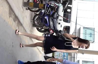 男とイチャイチャ美少女お姉さんのスカート内をエスカレーターで逆さ撮りパンチラ盗撮！
