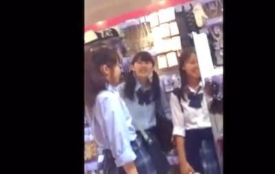 夏服JKたちのスカート内を盗撮！