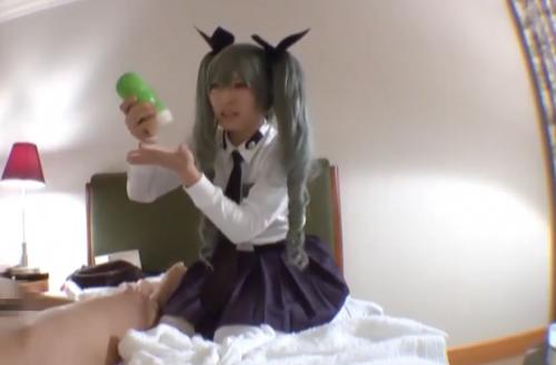 【阿部乃みく】ガルパンアンチョビコスプレの美少女レイヤーが楽しそうにオナホ抜き！たっぷり出た精子を味見してごっくんw