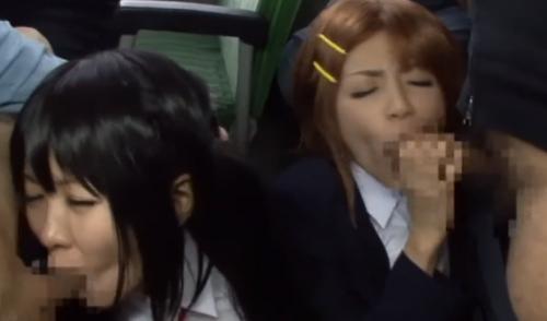 けいおんアニコス女子校生たちがバスの中で大勢の痴漢に襲われ悶えまくる！強制フェラから着衣のままパコられてザーメンぶっかけ