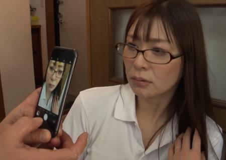 【葵百合香】介護してる老人にイラマチオからの顔面シャワーされる人妻、汚された顔を写真撮影までされてしまう…