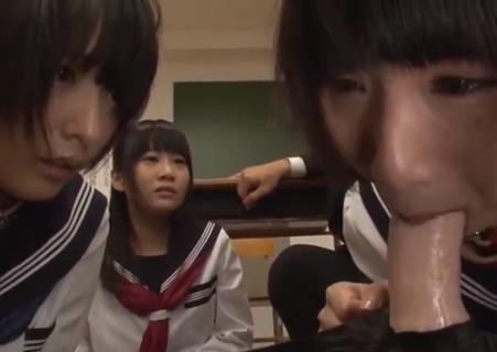 【篠宮ゆり 阿部乃みく さくらここる】喉の奥深くまでディルドを咥える事を強要される女子校生。次は本物だぁ！