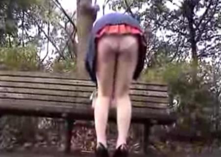 超ミニスカート、パンツ丸見え状態で雨の中をお散歩、チラッとマン毛見せもあるよ、あ～恥ずかしｗ