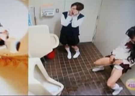 男子トイレに忍び込んだ女子校生が小便器に向かって立ちションに挑戦、めっちゃ遠くから発射してるやんｗｗ