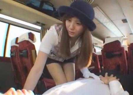 【麻美ゆま】修学旅行でお腹が痛くなり苦しむ生徒さんを、フェラチオで介抱してあげる新米バスガイドｗ