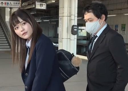 【奏音かのん】どちゃくそ可愛いJKに電車で痴漢したらチンコ掴まれ降ろされて…人気のない倉庫でひたすら中出しさせられた！