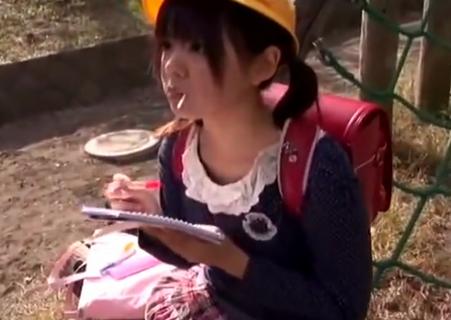 ゲームとお菓子で小〇生を釣ったオジサンは、飴を舐める様にと言って肉棒咥えさせ無毛マンコにチンポぶっ刺した！