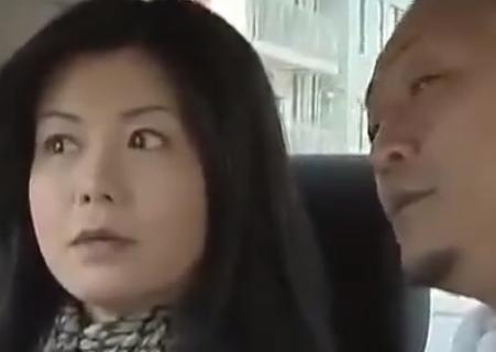 【浅井舞香】亭主が入院して40日、手で扱いて処理してやる毎日。無性にマラが欲しい！そんな時バス亭で声をかけられ…