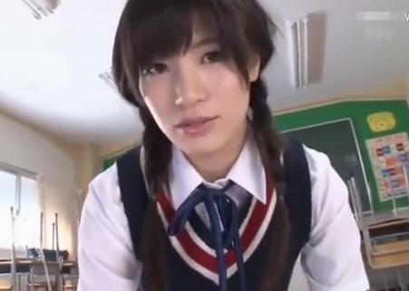 『私のグラビアでオナニーしてたんでしょ♡』転校生はグラビアアイドルの高橋しょう子！実は超スケベでミニスカパンチラで誘惑