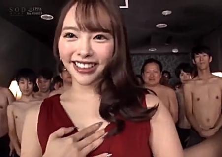 【小倉由菜】ザーメンをぶっかける気マンマンの汁男優たちを前にして『オスの匂いがすごくしますねｗ』
