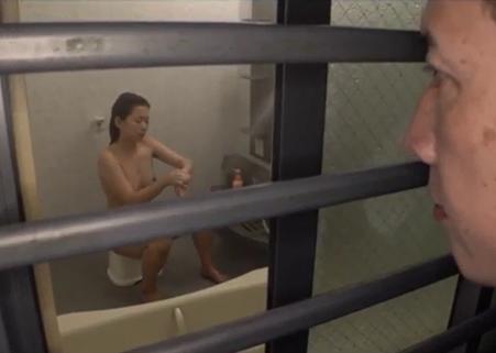 お風呂場の窓から入浴中の女子校生を覗く男がいる…その姿に我慢できなくなった男は部屋に侵入して襲いかかる！