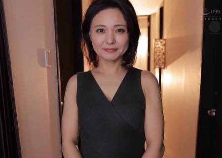 【綾瀬麻衣子】一つ年下のおじさんチンポを奥まで咥える濃厚フェラで発射させ、美顔に大量のザーメンを浴びる