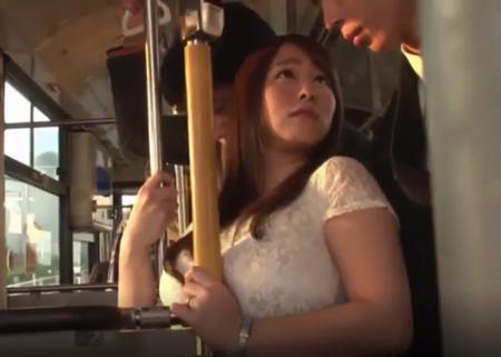 【白石茉莉奈】痴漢が出没するバスに毎日乗り続ける人妻OL！その喜ぶ姿を見た同僚は会社で痴漢の続きを行おうと…