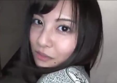 誰も見てないからと言って温泉宿の廊下でチンポをしゃぶり始める松岡ちなちゃん。尻コキしてたらおちんぽ入っちゃった