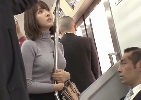 【三上悠亜】無防備なニット巨乳で電車の乗客を刺激してしまい…揉み扱かれた挙げ句パイオツに発射されてしまうｗ