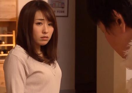 【高梨りの】夫にクリスマスの予定をドタキャンされた失意の妻は、ツリーを届けに来た知り合いの業者と寝てしまう…