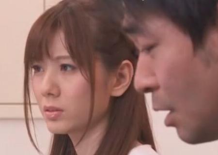【麻美ゆま】体調が優れず催眠療法を頼った夫婦。催眠術で夫は身動きを取れなくされ目の前で妻をレイプされる！