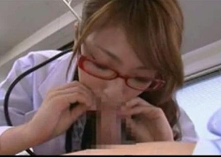 包茎手術前にチンポを診断するメガネ女医　口に咥えて皮の中に息を吹き込んで膨らませて見る『すっごい膨らむのねアナタの皮』
