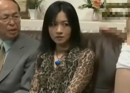 【永井智美】愛する妻を自分以外の男とコンドーム無しでセックスさせ、その様子を隣の部屋から覗く変態性癖の夫！