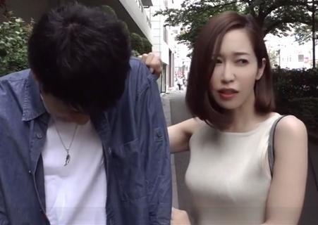 【篠田ゆう】現役バリバリの牝臭が漂う母さんと、家に帰るや否や勃起チンポを見せつけ玄関でSEXする息子ｗ