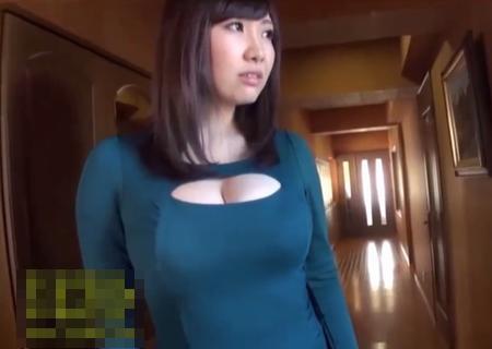 【若槻みづな】夫が単身赴任で1人子育てを頑張る爆乳ママが不倫現場を近所の悪ガキに撮影され、それをネタに脅される