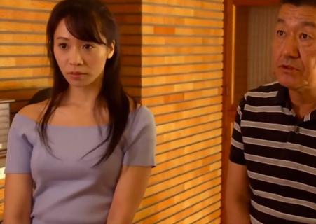 【桃瀬ゆり】夜逃げした夫婦を家に住まわせてやる人格者だが…夜になると善人の仮面を剥がし夫の横で妻を強姦する！