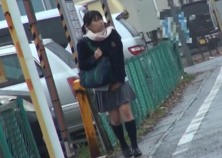 電車の中で痴漢に中出しされマンコにおしゃぶりで栓をされた女子校生、人気のない所に移動し栓を抜いて捨てる