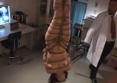 ボンレスハムみたいに体を縛られて天井から吊るされている女。全身にはクリップ、そしてムチで叩かれ悲鳴を上げる