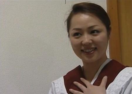 【夏海エリカ】夫が罪を犯し愛娘と離れ仲居として働く女は、同僚、按摩師、客など誰それ構わずヤリまくっているｗ