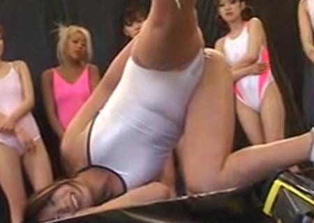 【浣腸スポーツ大会】浣腸液でお腹パンパン、独自のスタイルで片足を上げたまま浣腸汁噴射にチャレンジ！