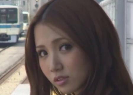 【友田彩也香】電車の中で声をかけてきたサラリーマンについて行き、ガレージでエッチな事を始めるお姉さんｗ