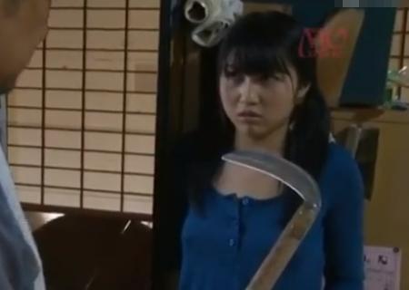 【西園寺れお】草むらで捕まえた蛇をマンコに入れようとする変態女子校生が脱獄した殺人犯に犯されてしまう
