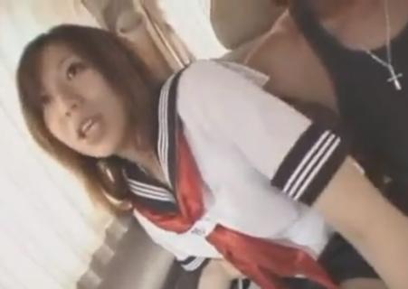 ナンパした19歳の女の子、かなり渋ってたけど車に連れ込んでセーラー服に着替えさせ生ハメしちゃいましたｗ