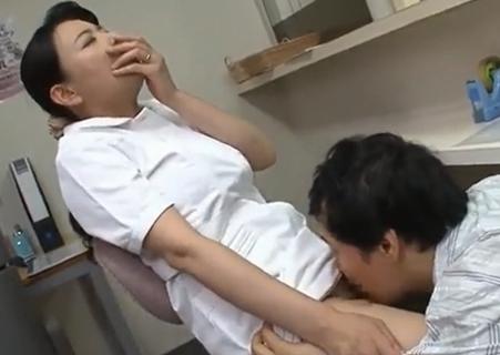【三浦恵理子】自分の勤める病院に入院してきた甥っ子にマンコを舐められ、クンニで逝ってしまうナースの叔母ｗ