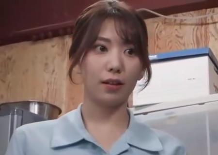 【山岸逢花】時間さえあればSEXをするパートの主婦と店長。客が来れば対応して帰ればまたセックスに励む！