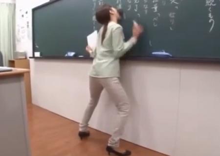 【加納綾子】なんだこの学校！授業中に黒板から出て来たチンポを腰をグラインドさせながらしゃぶる女教師ｗ