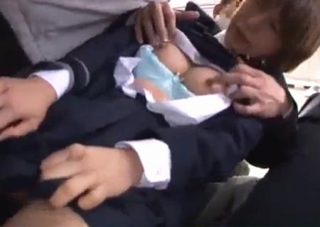 【高梨あゆみ】電車内が混雑している事に乗じてチンポにオイルを付けJKマンコにぶち込む極悪非道な痴漢師！