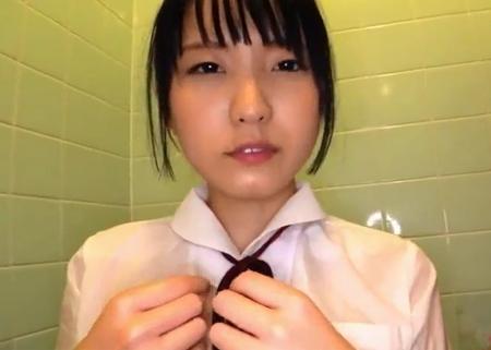 【新美かりん】人生3回目のSEXで貧乳弄られてビクンッビクンッ！簡単に潮吹く敏感ボディに湯船で膣内射精