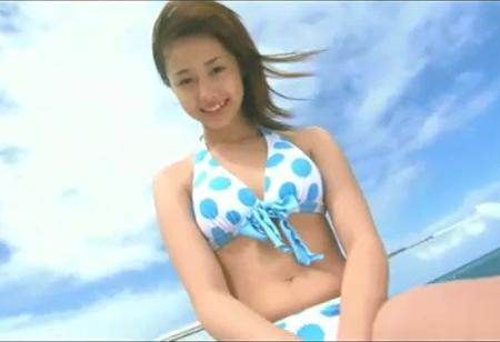 まだ男も薬も知らなかった16歳の沢尻エリカ。水着姿でハツラツとした笑顔を披露、この頃は二度と戻ってこない…
