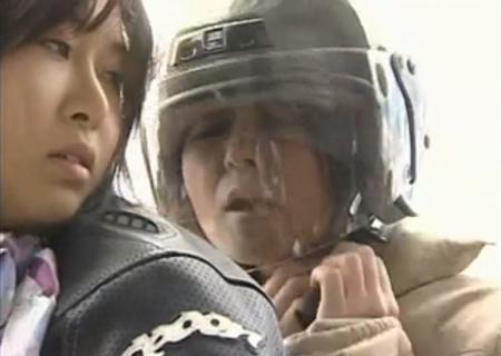 【結衣】バイブを股間に入れたままバイクを走らせる女ライダー！途中で彼女を乗せそいつにもローターを仕込ませるｗ