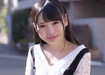 【跡美しゅり】黒髪の清楚系女子大生と思いきやアソコはツルツル、ノーハンドでチンポを咥える中出しOKのスケベ娘だった