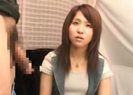 ダブル手コキを行う大人し目の女の子、お口で元気にしてもらえますか？と頼んだらフェラチオもしてくれる素直さ
