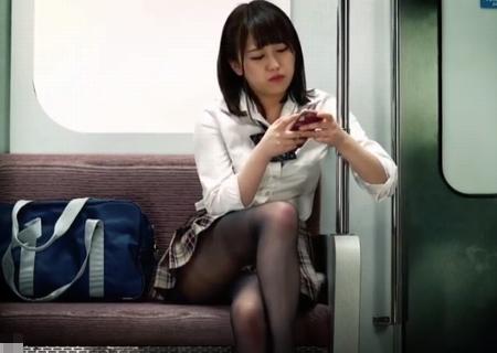 【里美まゆ】電車で対面席に座る女子校生のパンツがチラチラ見えて…これはたまらん！無防備すぎやしないかい？