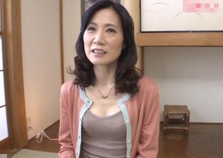 【久倉加代子】旦那がエッチ下手で不満を抱える五十路奥様ｗ 憧れのシチュエーション裸エプロンプレイで乳首ビンビン！