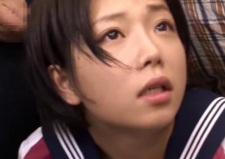 【紗倉まな】電車の中で精子をぶっかけられるデコ出しスタイルの女子校生、口に溜まった精子を喉を鳴らしてごっくん！