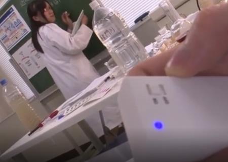 【紺野まこ】滝の様に潮吹いてﾇﾚﾇﾚになった膣にリモバイ突っ込まれるデカパイJK。スイッチONされ皆の前で腰砕けにｗ