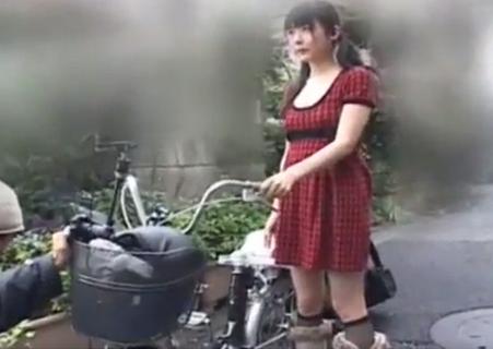 【つぼみ】パンティを履かず電マ付き自転車に乗り商店街の中を疾走！ブゥゥゥンと大きな音がして皆見てますよ～ｗ