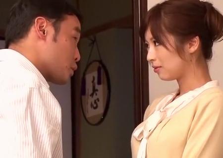 【藤咲葵】夫に昔いじめられていた後輩から復讐のターゲットにされた奥さんが、酔い潰れて眠る夫の側で犯される！