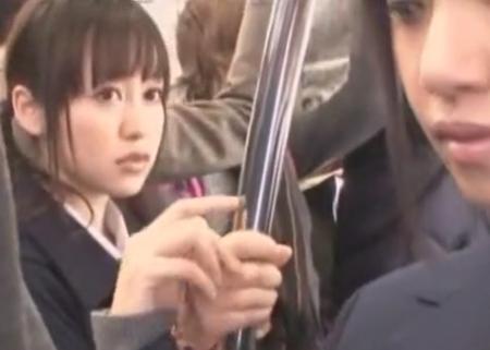 【篠田ゆう 朝倉ことみ】えっ！まさか？痴漢してきたのは同じ女子校生…驚きで体が硬直し抵抗できずお漏らししてしまう…